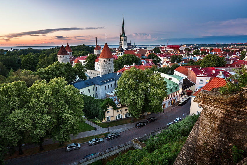 tallinn estonia panorama degli edifici della strada della città vecchia Sfondo HD