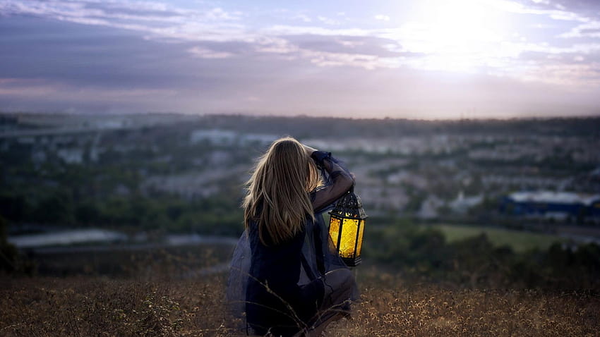 Grafik fokus selektif seorang wanita memegang lampu lentera, gadis dan lentera Wallpaper HD