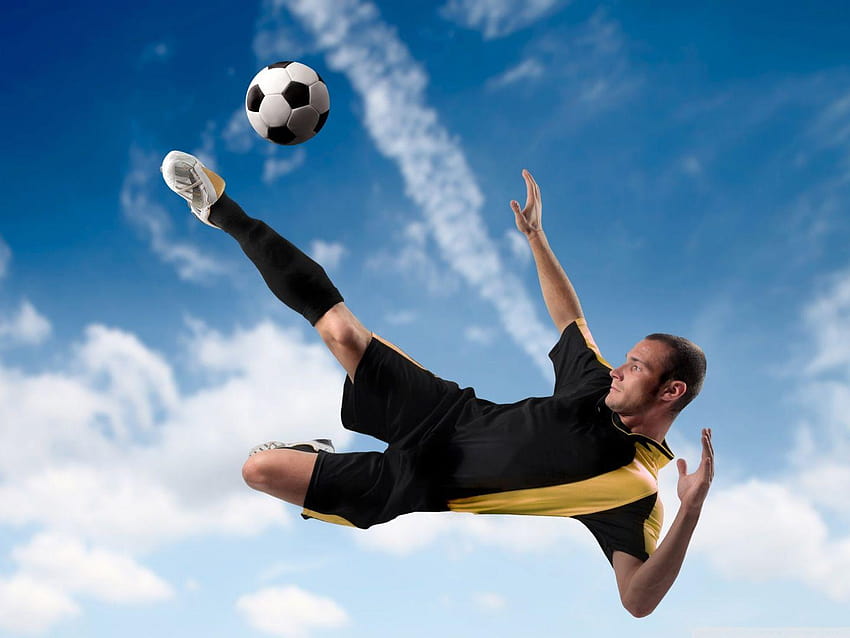 Fußballspieler, der den Ball in der Luft ❤ tritt, Sportfußball HD-Hintergrundbild