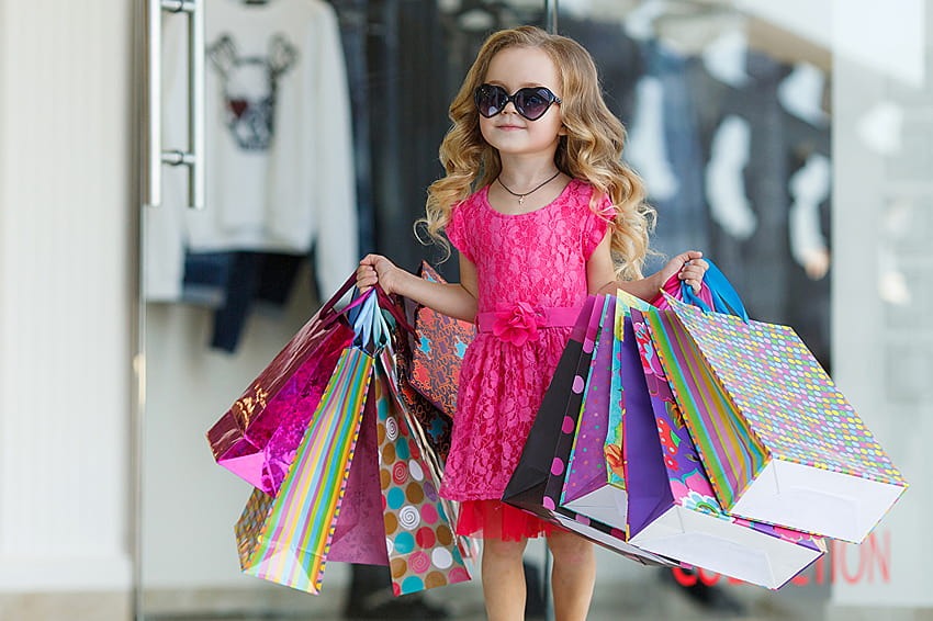 Kleine Mädchen kaufen Papiertüte Kinderbrillen Kleid, Kauf HD-Hintergrundbild