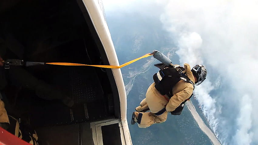Parachuting into a wildfire: Yes, this is someone's job, smokejumper HD wallpaper