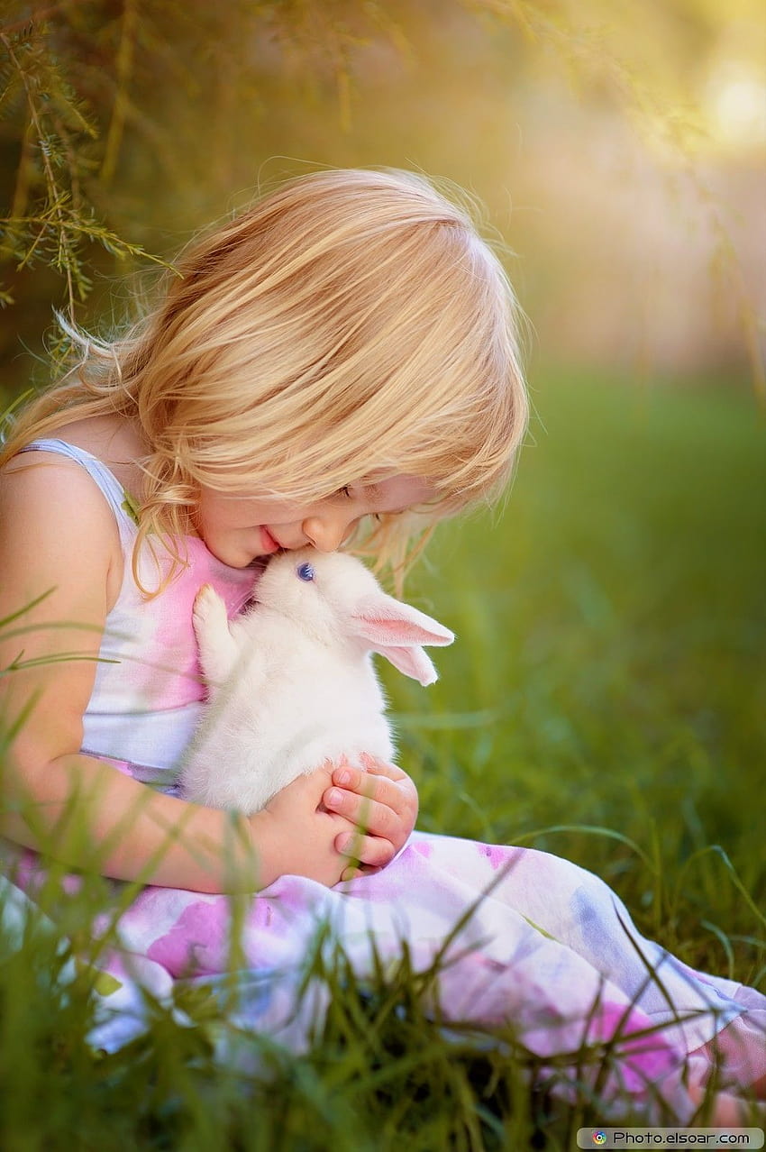 Bambina sveglia con un coniglietto, bambina che gioca con le uova di pasqua Sfondo del telefono HD