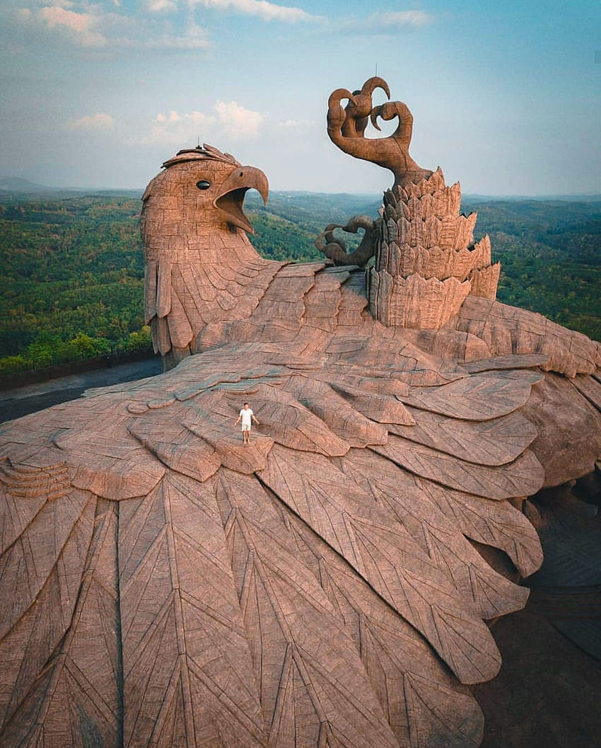Un'enorme scultura di uccello stilizzato si estende in cima a una montagna in India, jatayu Sfondo del telefono HD