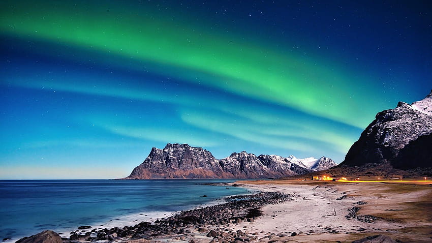Northern lights over beach, Utakleiv, Nordland, Lofoten, aurora borealis coastline HD wallpaper