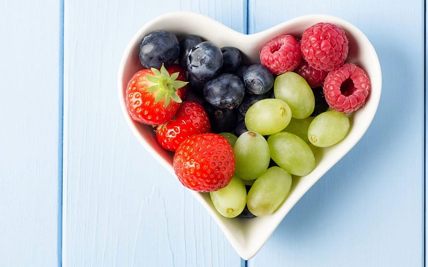 Здравословни плодове в сърдечна купа HD тапет