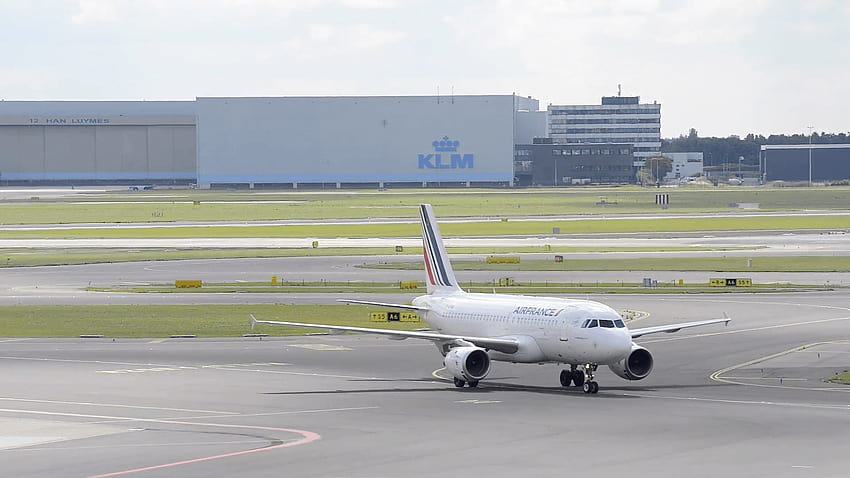Pesawat Air France Airbus A319 meluncur ke gerbang di Schiphol Wallpaper HD