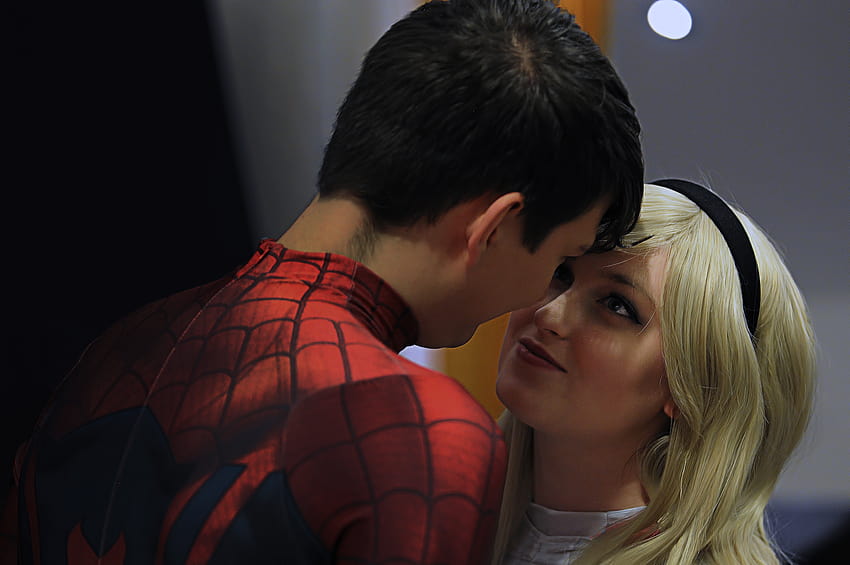 : spiderman, spidergwen, couple, love, romantic, sweet, emotion, expression, comiccharacters, costumes, cosplay, spiders, marvelcomics, handsomeguy, prettygirl, beautiful, lovely, tendermoment, blondehair, darkhair, headband, comicon2017, spider man love HD wallpaper