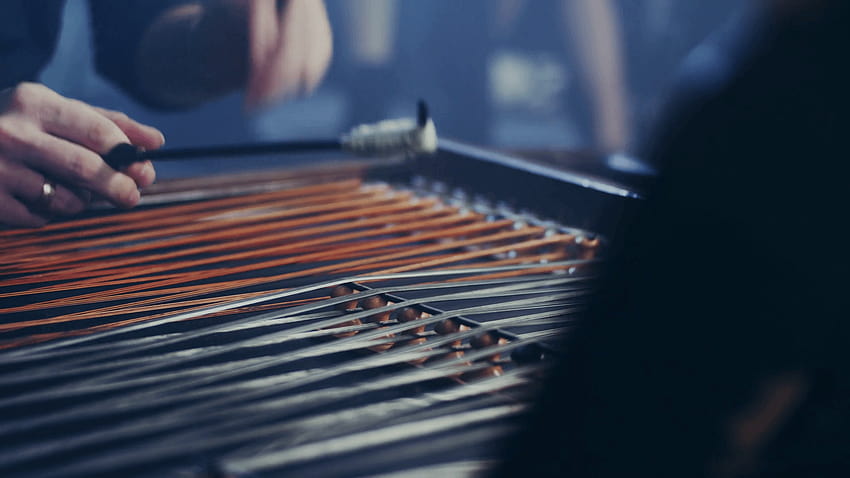 Cimbalom Saitenmusikinstrument. Nahaufnahme der Cimbalom-Saite. Männliches, gehämmertes Hackbrett HD-Hintergrundbild