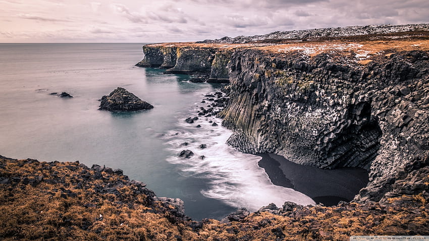 Kolumnowe bazaltowe wybrzeże Islandii Ultra tła dla telewizji U: panoramiczny i ultraszeroki i laptop: tablet: smartfon Tapeta HD