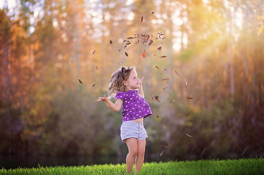 小さな女の子 葉 喜びに満ちた子供 2560x1706 高画質の壁紙