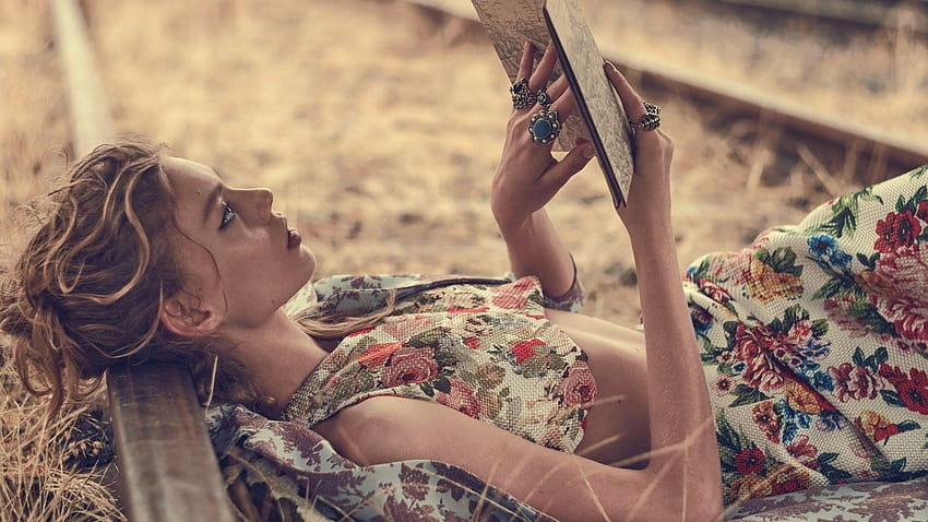 жени, модел, блондинка, дълга коса, жени на открито, лежащи по гръб, природа, железница, четене, книги, трева, пръстени, дълбочина на рязкост / и мобилни фонове, четящи жени HD тапет