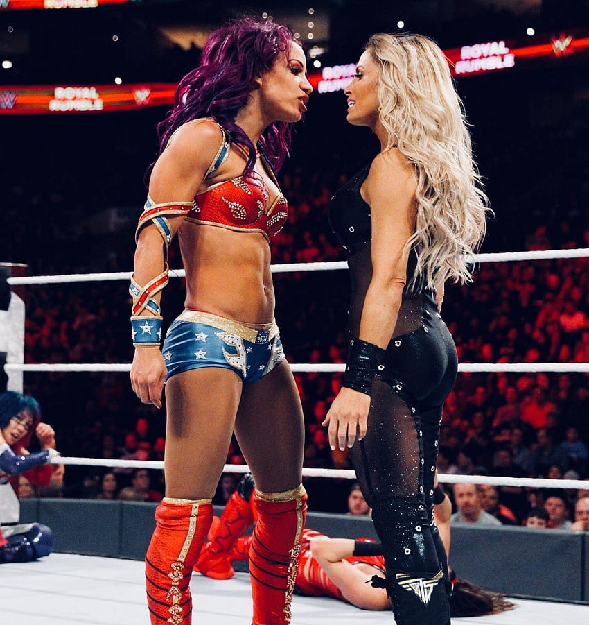 Sasha Banks e Trish Stratus, il logo della Royal Rumble femminile della WWE Sfondo del telefono HD