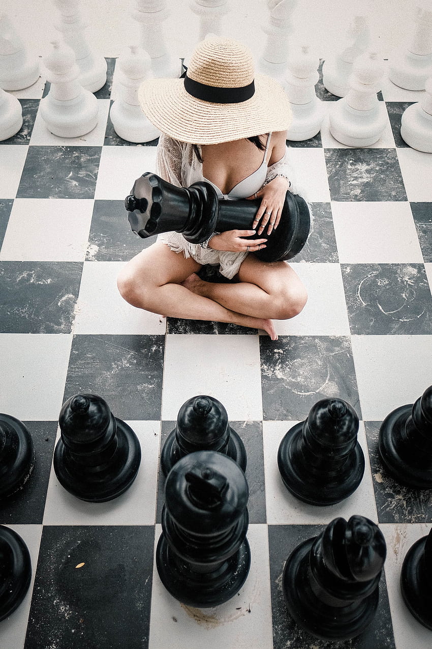 검은 체스 조각을 들고 바닥에 앉아있는 여자 - 인간, 여자 체스 HD 전화 배경 화면