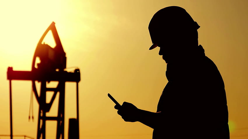 Sylwetka pracownika pola naftowego przy pompie ropy naftowej na polu naftowym o złotym zachodzie słońca. Koncepcja przemysłu, pól naftowych, ludzi i rozwoju. Wideo 00:22 SBV Tapeta HD