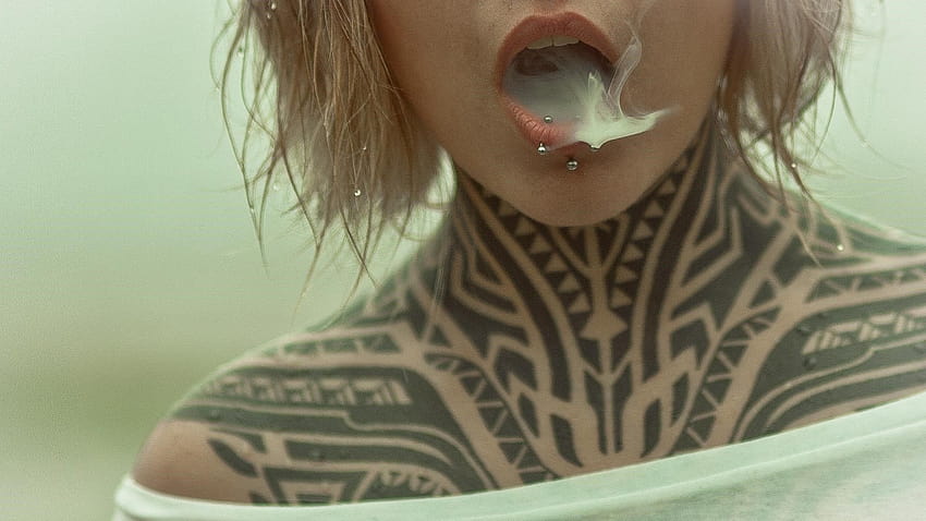 Tattoo Russische Russische Frauen Teya Salat Frauen Tattoo Smoke Piercing Gepiercte Lippen Weiße Oberteile Frauen Sm, Frauen mit Piercing HD-Hintergrundbild
