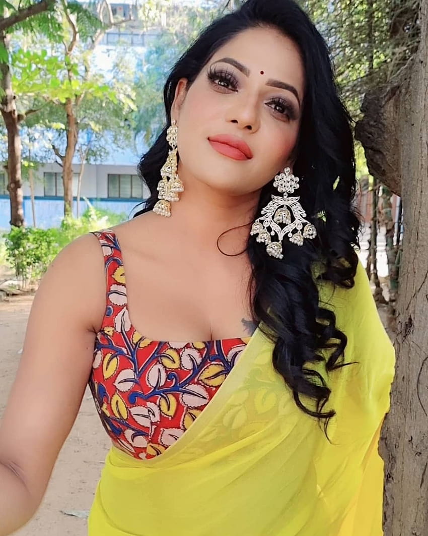 Reshma Pasupuleti Hot Pics Stills In Yellow Saree Sfondo del telefono HD