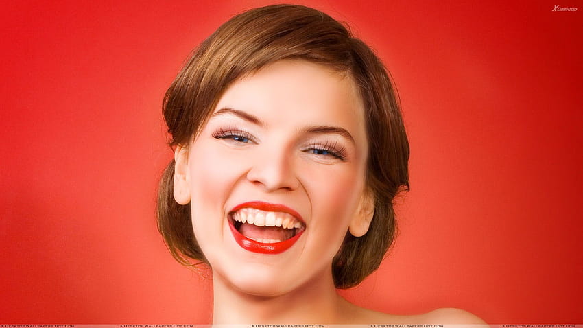หญิงสาวหัวเราะโคลสอัพใบหน้าอย่างบ้าคลั่ง & พื้นหลังสีแดง เด็กผู้หญิงหัวเราะ วอลล์เปเปอร์ HD