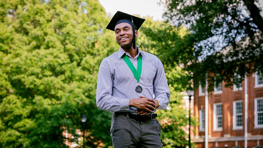 Das Morehouse-Geschenk im Kontext: Ein durchschnittlicher schwarzer Absolvent hat das HBCU-College HD-Hintergrundbild