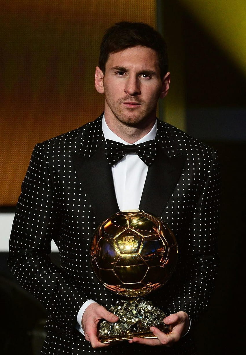 Lionel Messi w Dolce Gabbana, balonem FIFA Tapeta na telefon HD