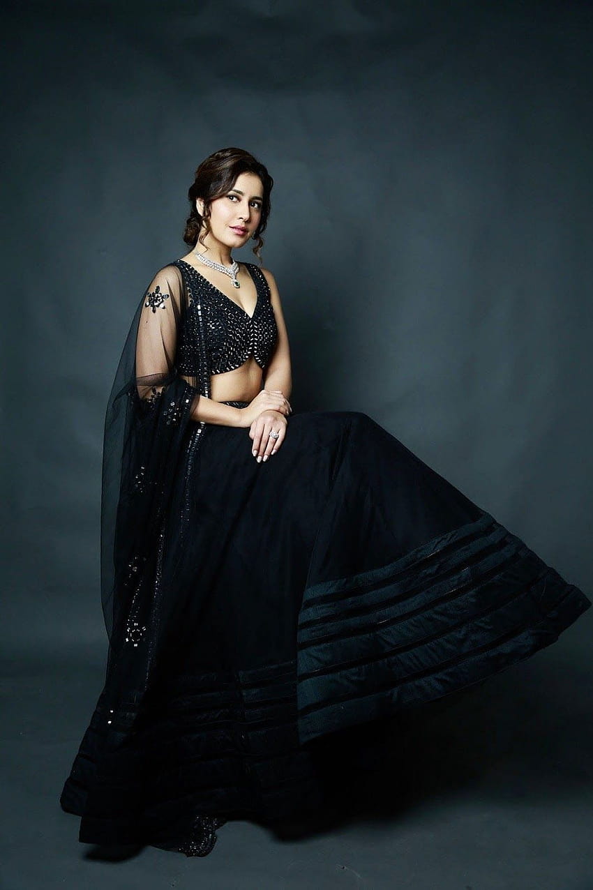 Актрисата Rashi Khanna Glam се снима в черна рокля, rashi khanna saree HD тапет за телефон