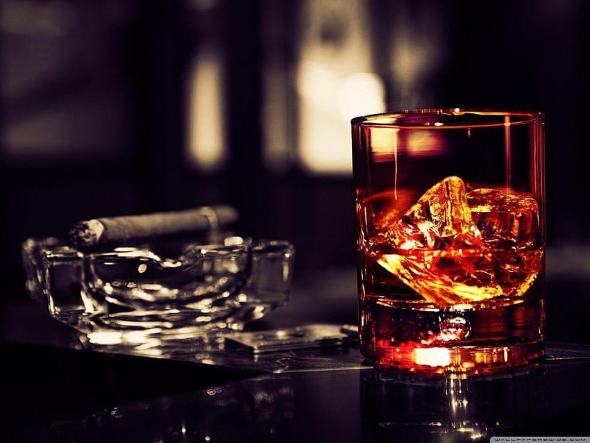 Whiskyglas mit Zigarre auf dem Tisch: Hoch HD-Hintergrundbild