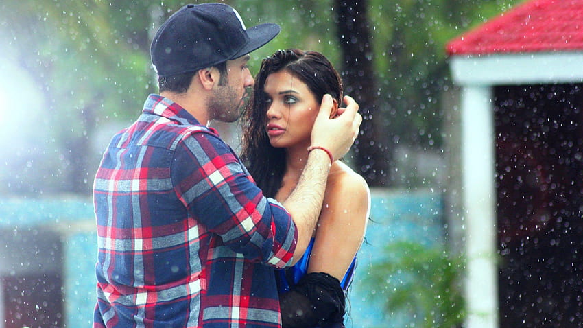 Hot Couple in Rain Romantic Poses, rain romantic couple HD wallpaper