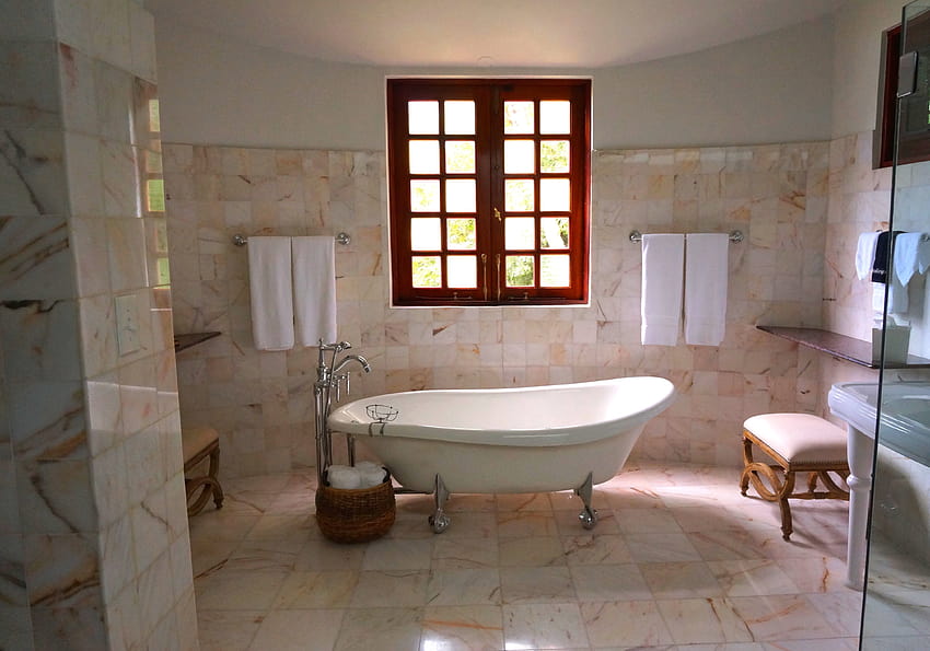 Kahverengi Çerçeveli Şeffaf Cam Pencerenin Yanındaki Beyaz Fayanslı Banyoda Beyaz Küvet · Stok HD duvar kağıdı