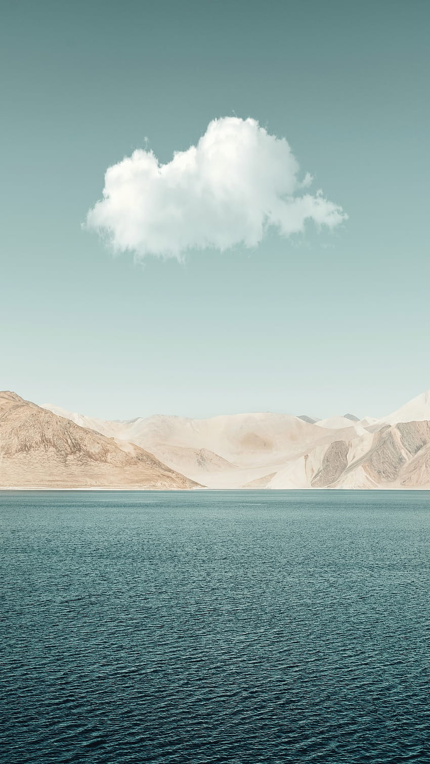 кафяви планини до синьо море под синьо небе през деня – езеро Pangong, pangong tso HD тапет за телефон