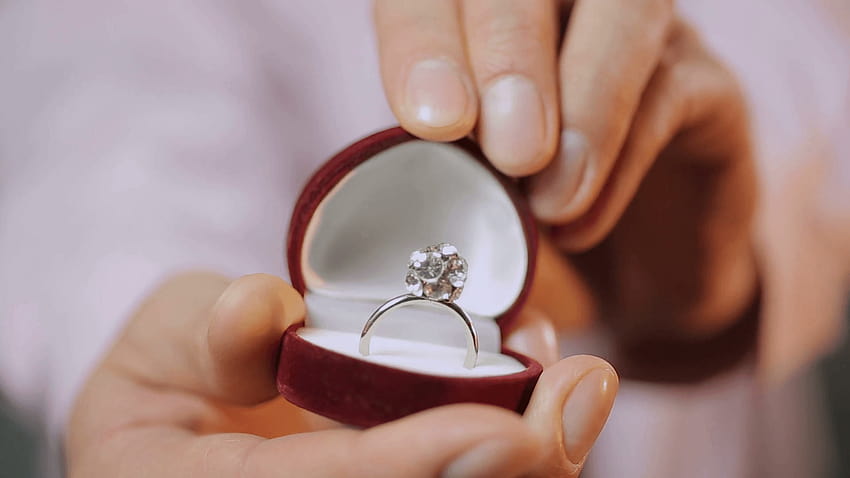 Mężczyzna składający propozycję małżeństwa, zamknij, propozycja pierścionka Tapeta HD