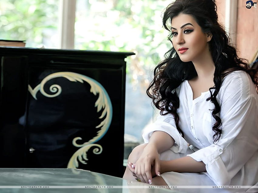 Bigg Boss 11 favourite, Shilpa Shinde in a comely pose wearing a white kurti HD wallpaper