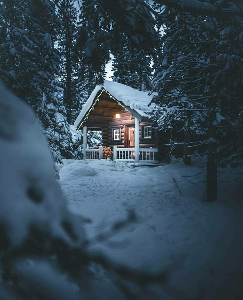 Cabaña en el bosque nevado, pequeña cabaña de invierno. fondo de pantalla del teléfono