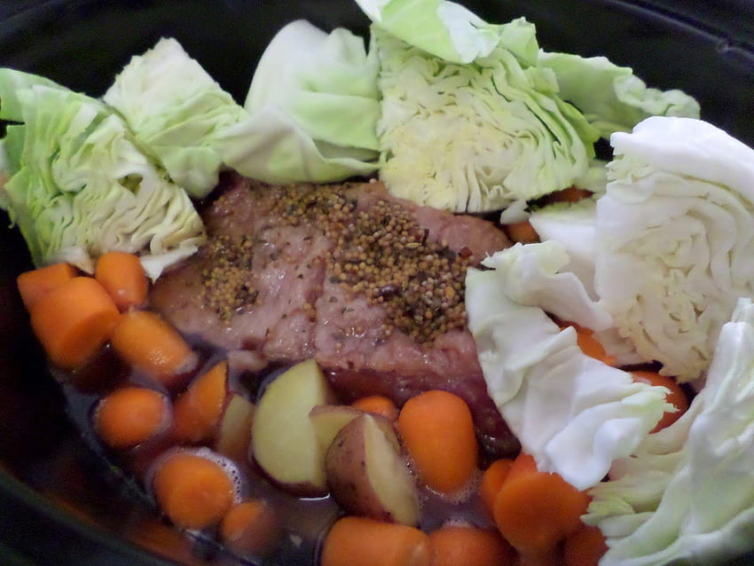 Sisters Do Food and Fitness: Slow Cooker Corned Beef mit Kohl, Corned Beef und Kohl HD-Hintergrundbild