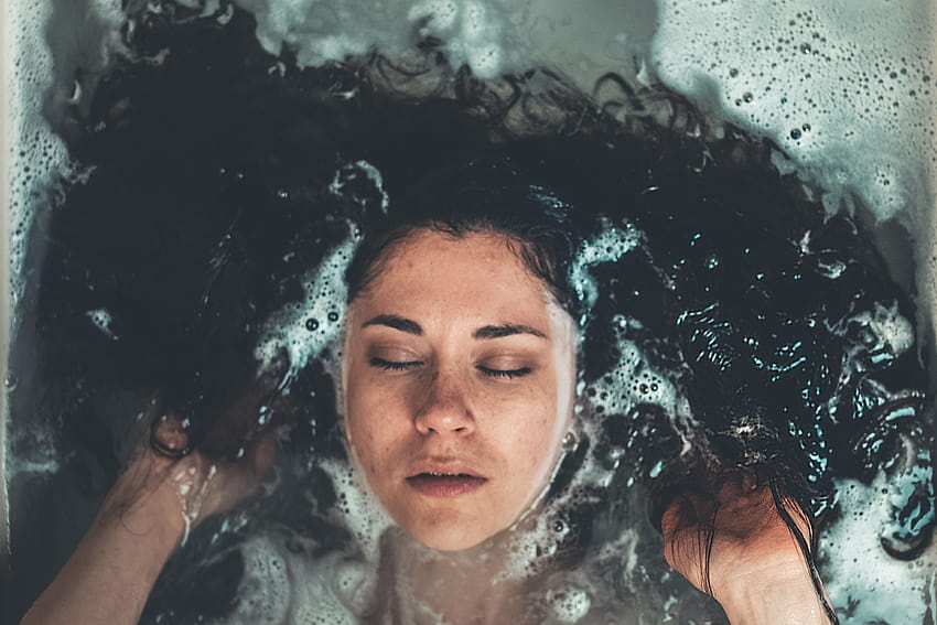 Mujer tomando baño dentro de la bañera · Stock, cara mujer gotas de agua fondo de pantalla