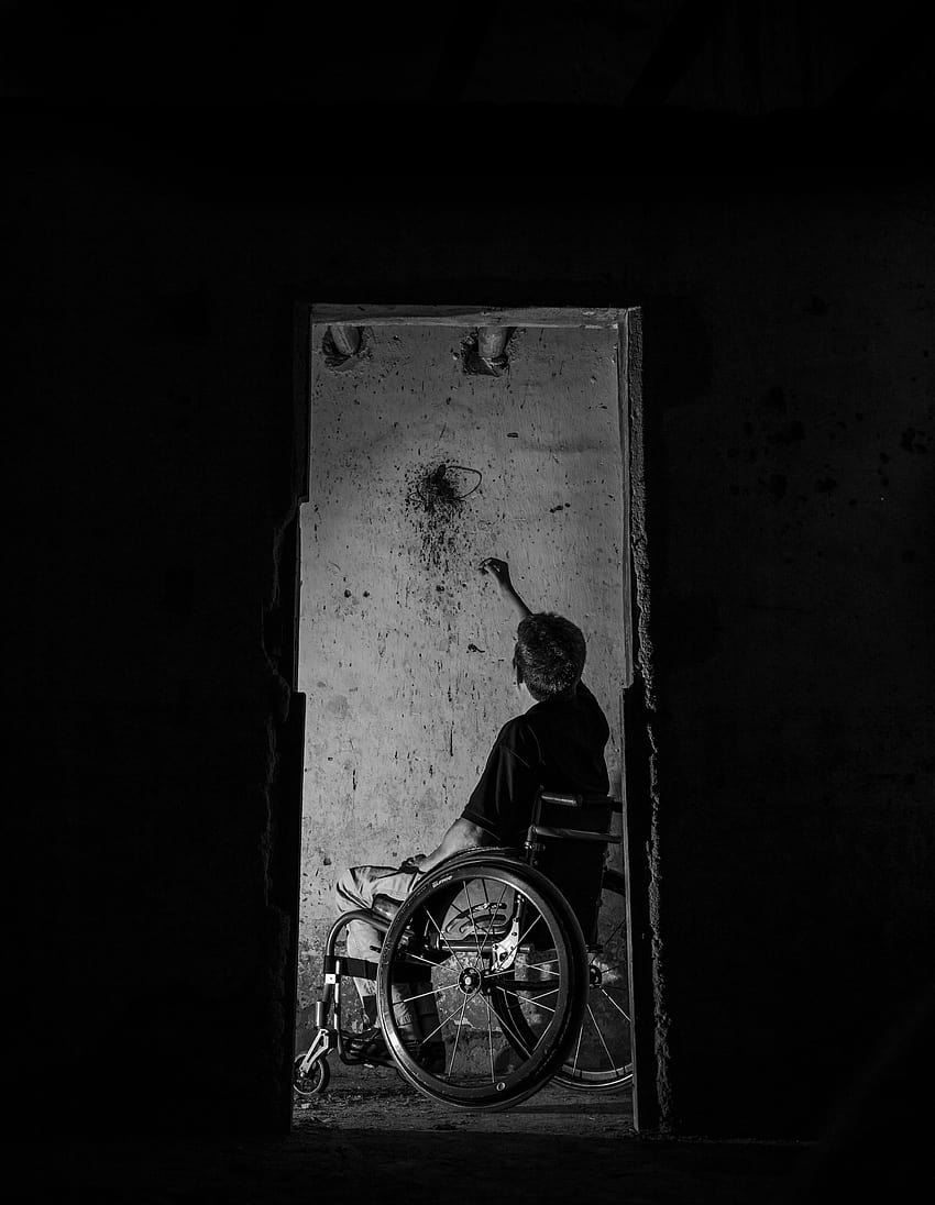 Hombre en silla de ruedas · Stock pexels fondo de pantalla del teléfono