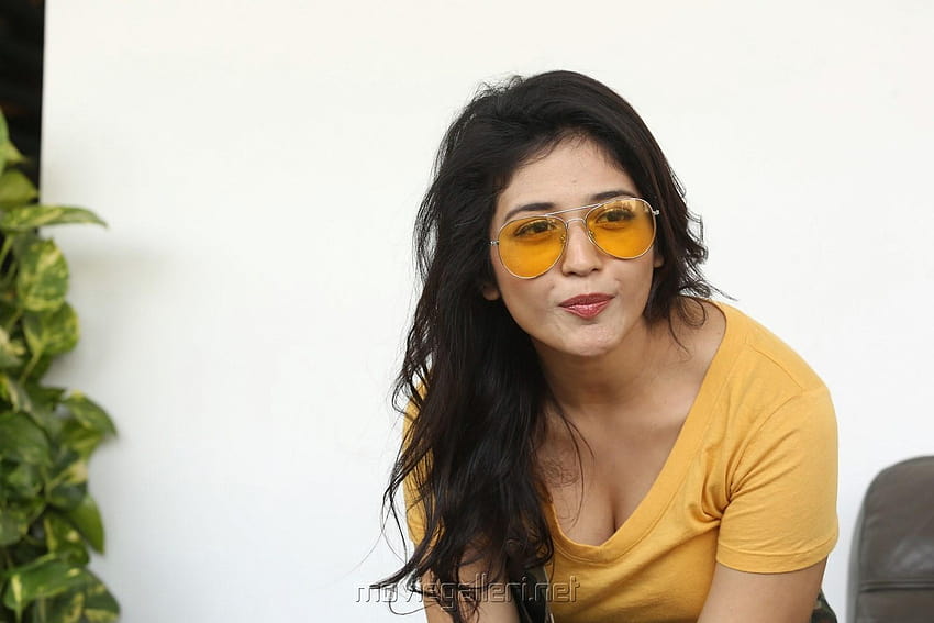 Aktris Priyanka Jawalkar Hot Pics @ Taxiwaala Team Meet Wallpaper HD