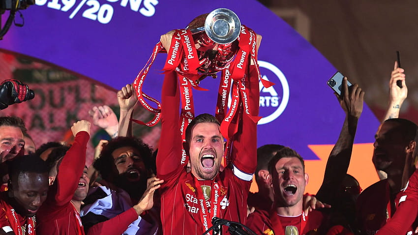 Il Liverpool solleva il trofeo della Premier League: i campioni festeggiano su Kop ad Anfield dopo la vittoria sul Chelsea Sfondo HD