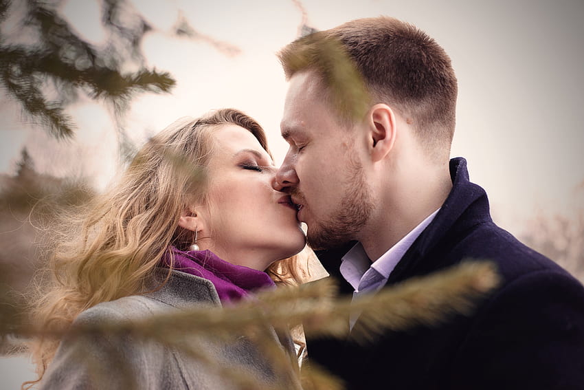 Hombre y mujer besándose · Stock, gente besándose fondo de pantalla