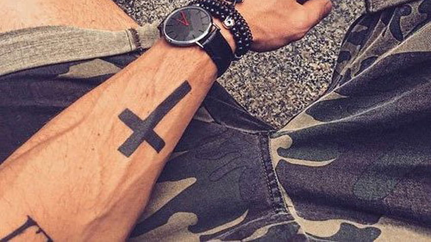 Tatuaje de una cruz en la mano para hombres fondo de pantalla