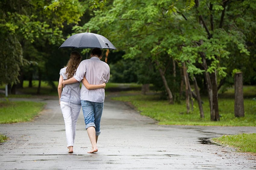Romantyczna para spacerująca w deszczu dochód [1151x768] na telefon komórkowy i tablet Tapeta HD