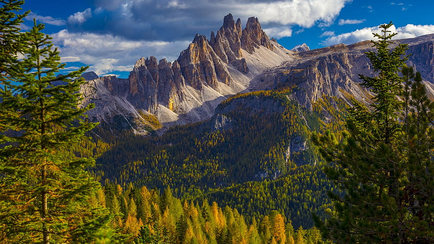 Góry Croda da Lago e Lastoi de Formin, Dolomity, dystrykt Belluno, Veneto, Włochy Tapeta HD