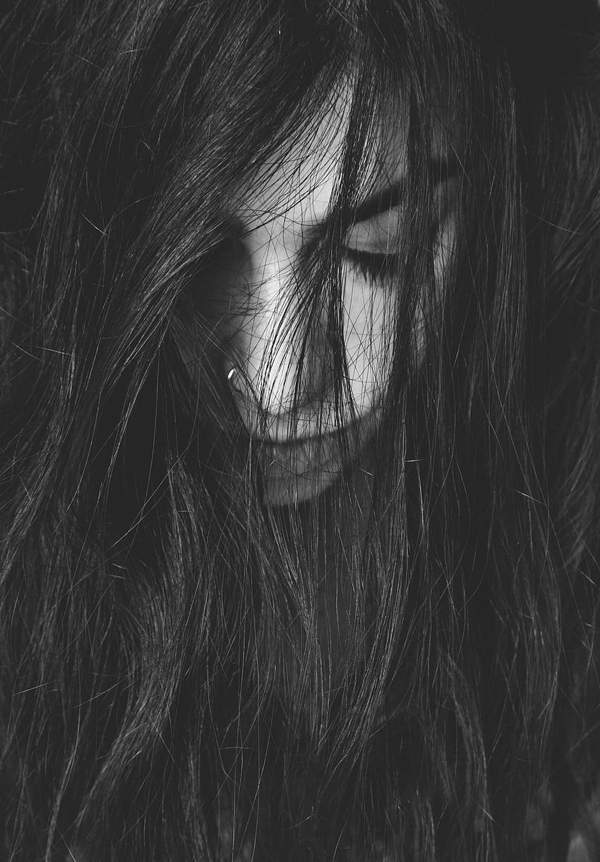close up hitam dan putih dari wanita muda dengan rambut menutupi wajah, bristol hitam wallpaper ponsel HD