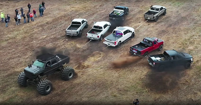 Regardez MonsterMax de WhistlinDiesel affronter sept camionnettes dans une bataille de tir à la corde Fond d'écran HD