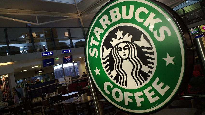 Starbucks con logo presso Coffee Shop Firm in Close Up, logo Starbucks Sfondo HD