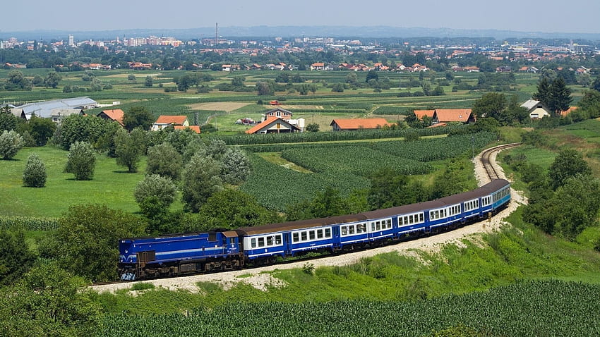 1920x1080 train, structure, bleu foncé, champs, arbres, d'en haut, ville, banlieue, distance, été, chemin de fer Arrière-plans complets Fond d'écran HD