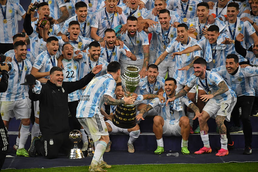 Na ch: Lionel Messi świętuje zwycięstwo Argentyny w Copa America, trofeum Messiego Tapeta HD