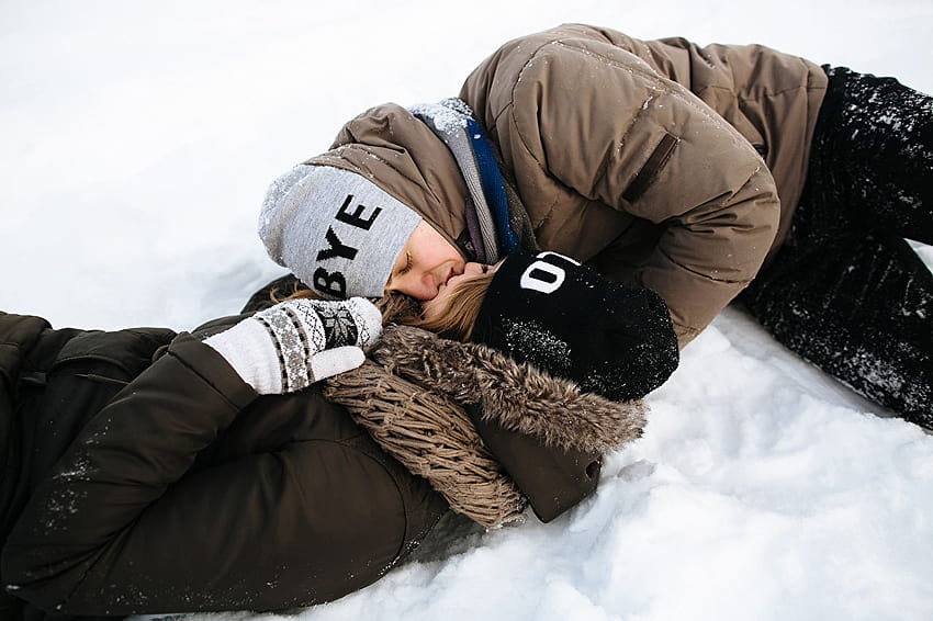 Men Couples in love kissing 2 Love Winter Winter hat young, winter kiss HD wallpaper