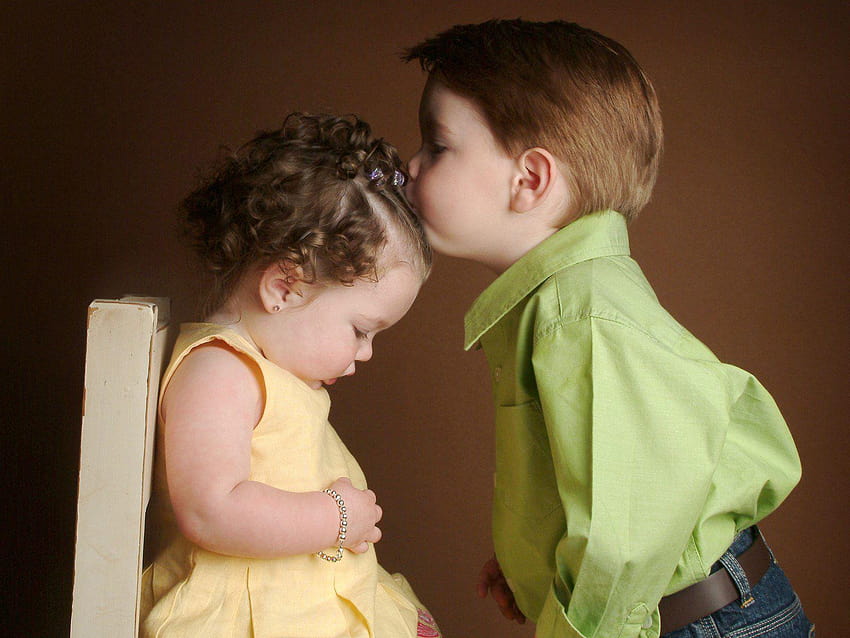 Sevimli Küçük Kız ve Erkek Bebek Öpüşüyor 1600 x 1200, şirin bebek öpücüğü HD duvar kağıdı