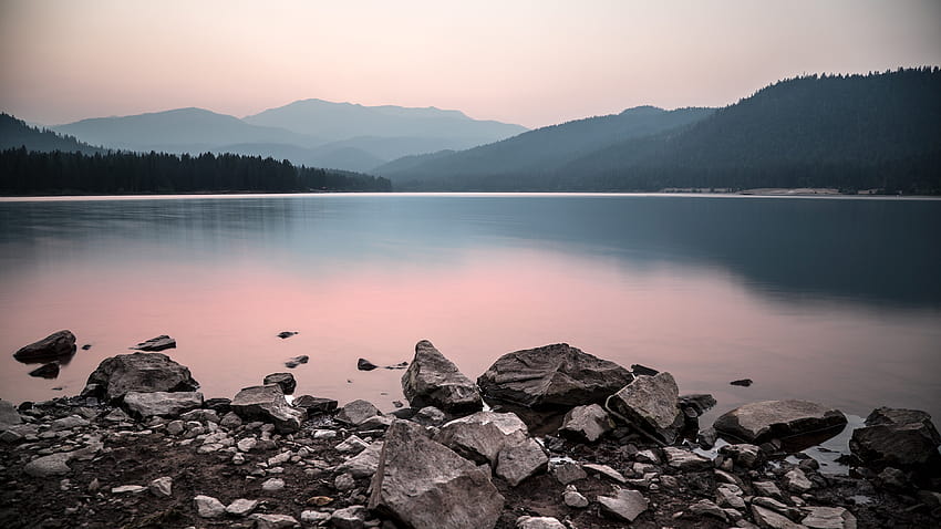 Calm Mountain Lake Ultra, езеро със спокойна вода HD тапет