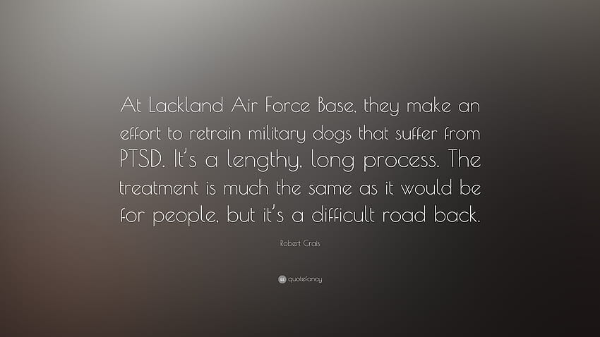 Цитат на Робърт Крейс: „Във военновъздушната база Лакланд те полагат усилия да преквалифицират военни кучета, които страдат от ПТСР. Това е дълъг, дълъг про...” HD тапет
