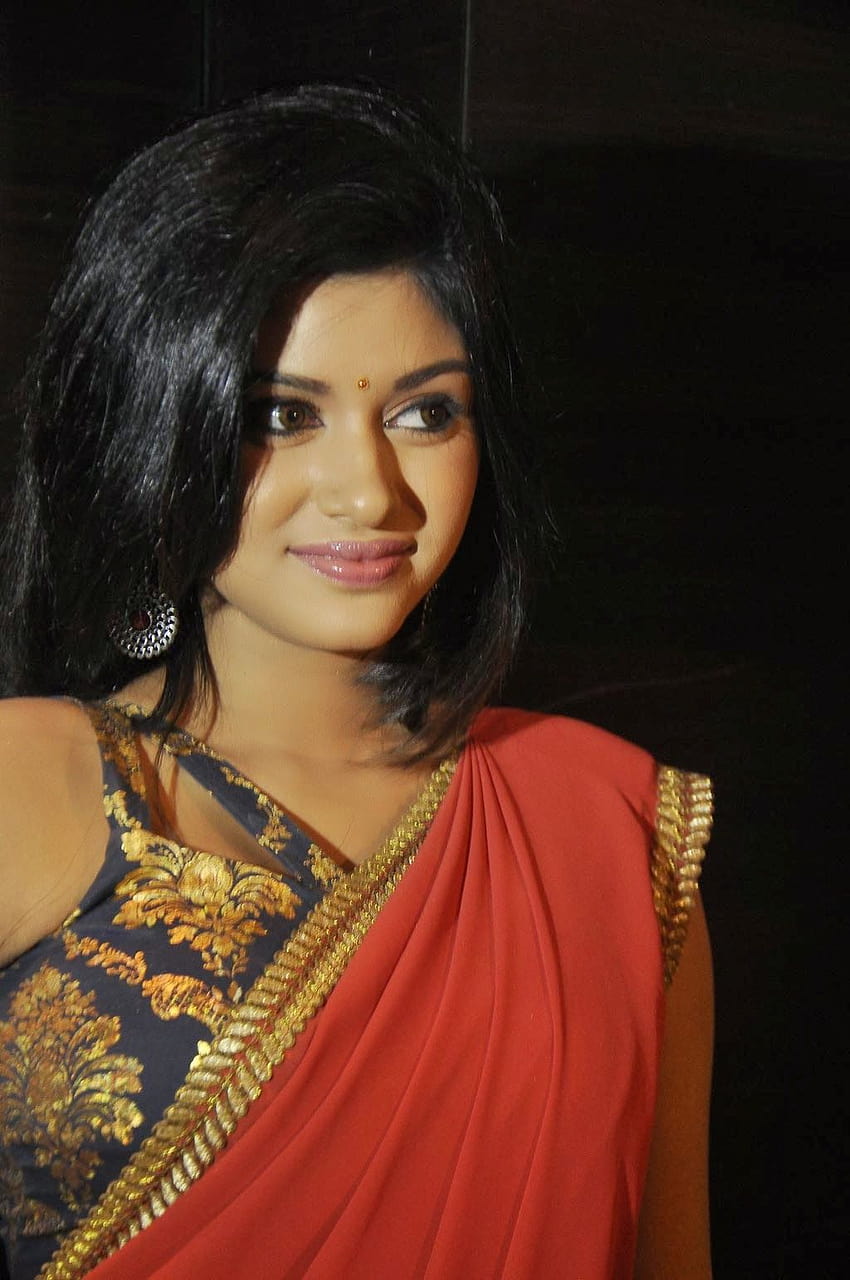 Oviya con sari rojo en el lanzamiento del audio de la película Madha Yaanai Koottam fondo de pantalla del teléfono